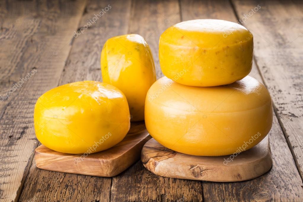 Assortiment de fromages locaux sur un plateau