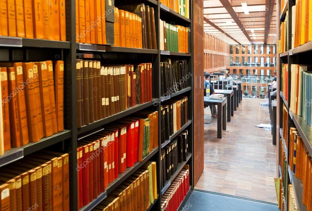 Intérieur de médiathèque avec rayonnages