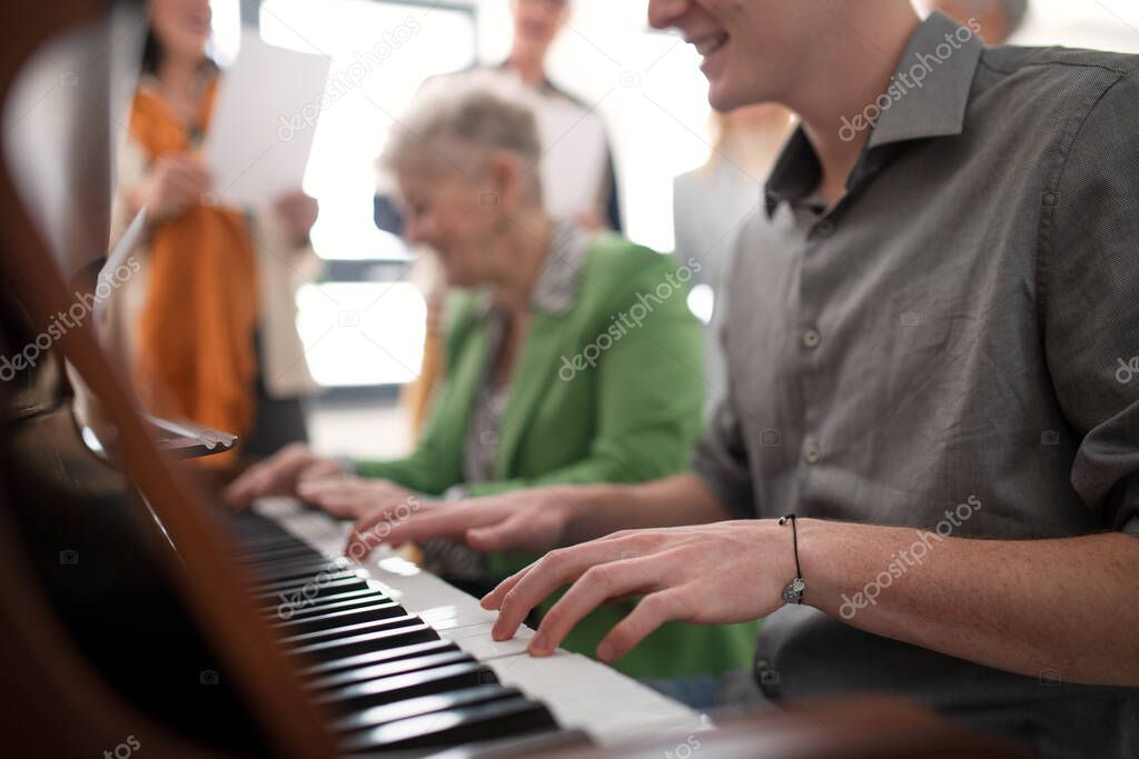 Société de musique locale en répétition