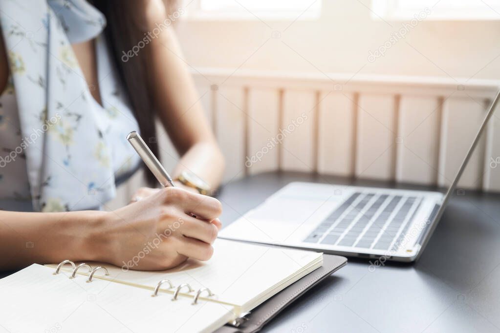 Rédaction de contenu sur carnet et ordinateur