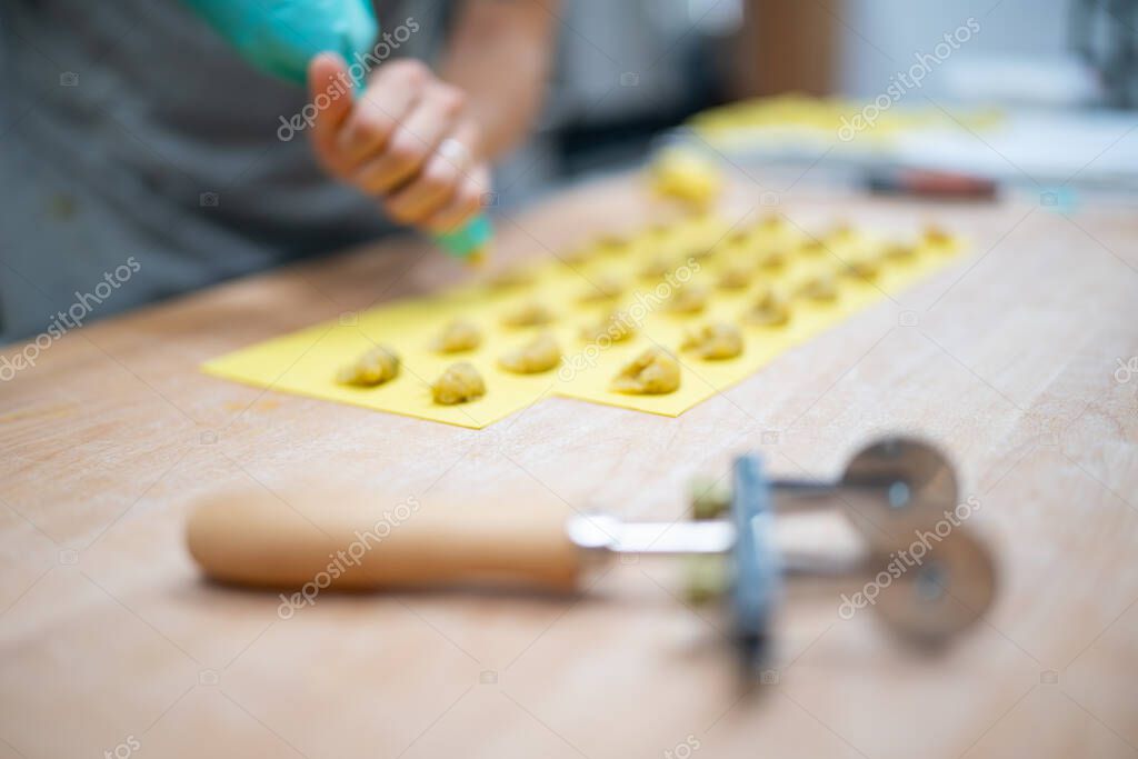 Artisan au travail dans son atelier